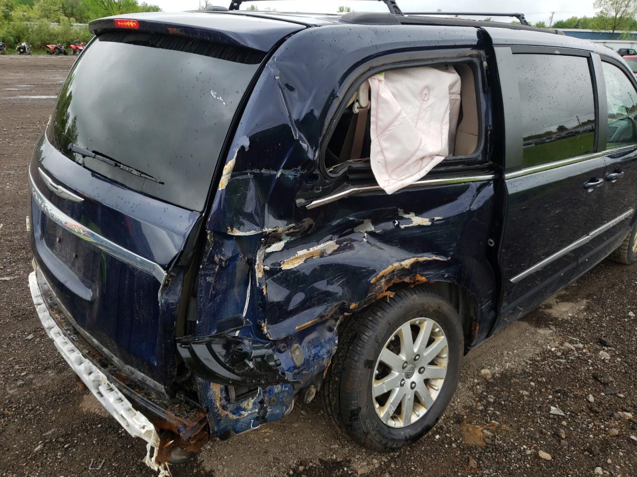 Photo 9 from auction – 2015 CHRYSLER TOWN & COU with VIN 2C4RC1BGXFR520669