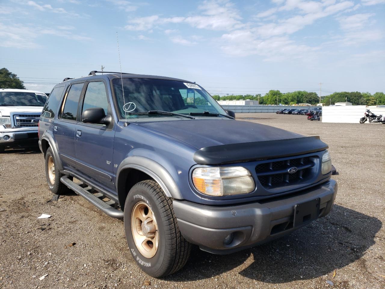 FORD EXPLORER X 2000 with VIN 1FMZU63P4YZB07577 - Photo from auction