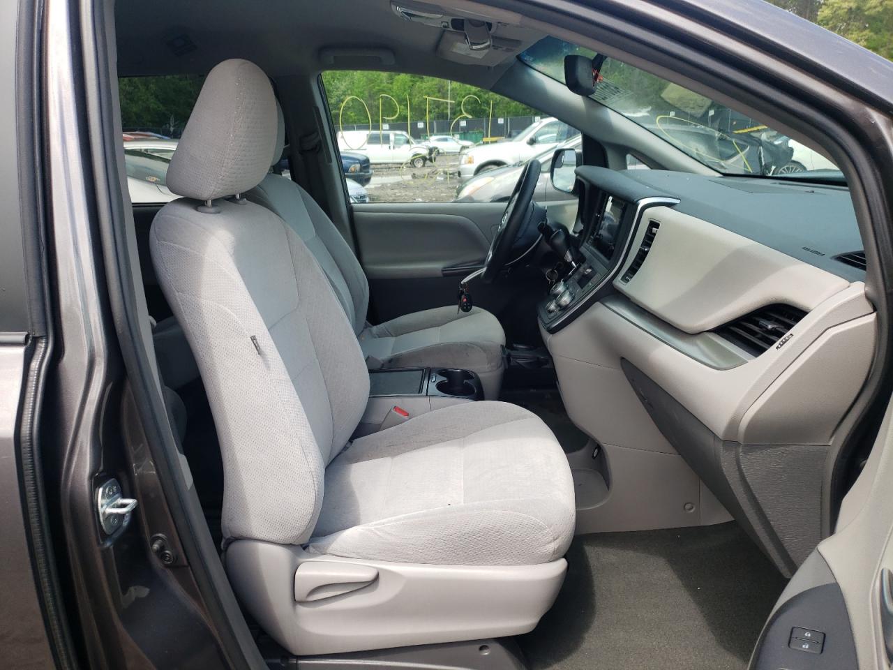 Photo 18 from auction – 2015 TOYOTA SIENNA LE with VIN 5TDKK3DC8FS649172