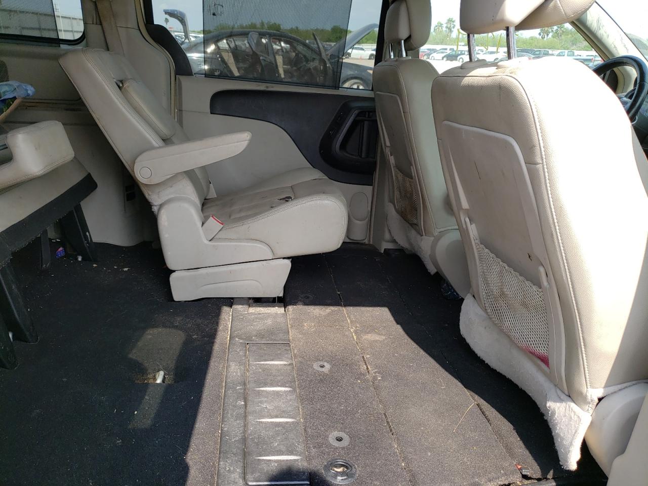 Photo 6 from auction – 2014 CHRYSLER TOWN & COU with VIN 2C4RC1CG2ER144045