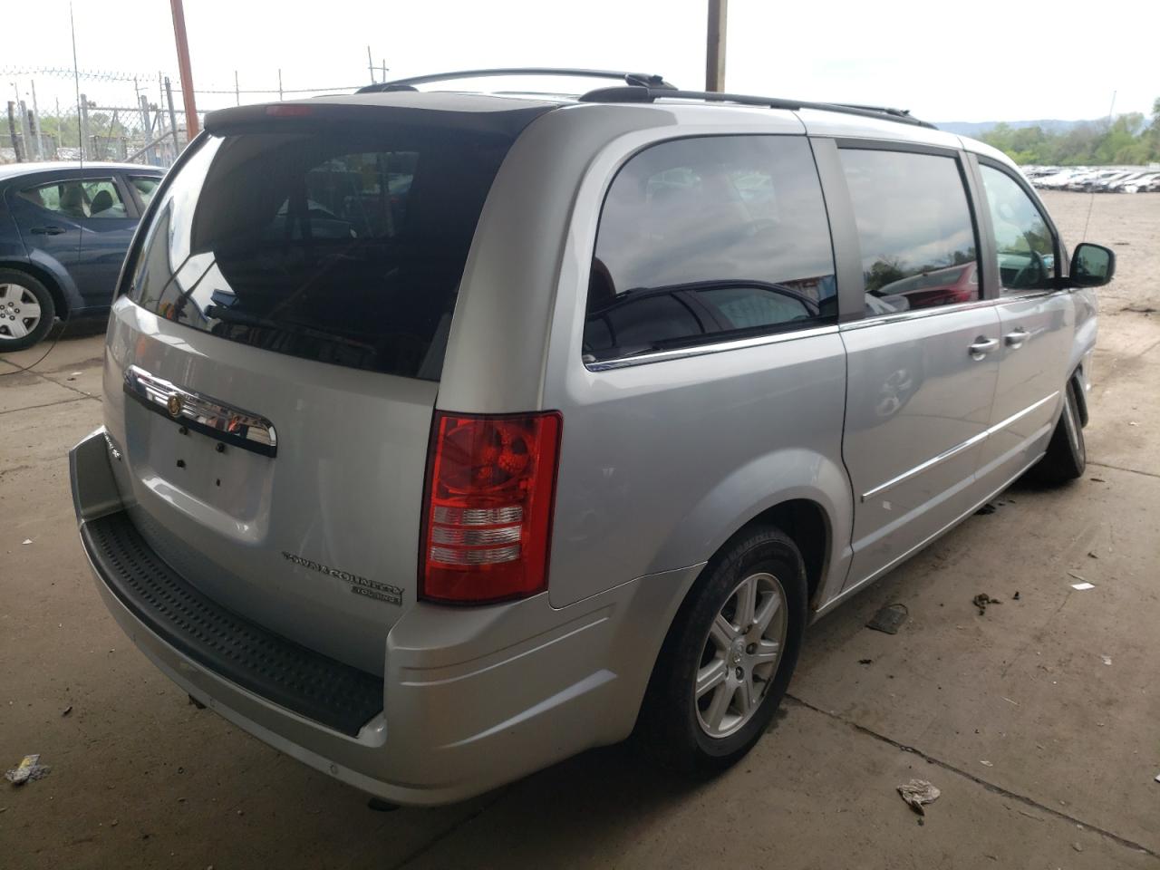 Photo 4 from auction – 2010 CHRYSLER TOWN & COU with VIN 2A4RR5D19AR226889