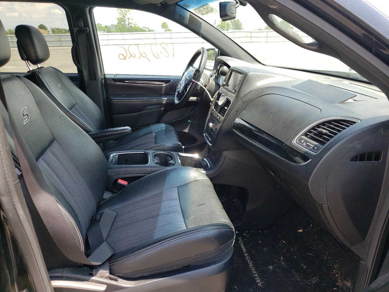 Photo 5 from auction – 2014 CHRYSLER TOWN & COU with VIN 2C4RC1HG2ER191715
