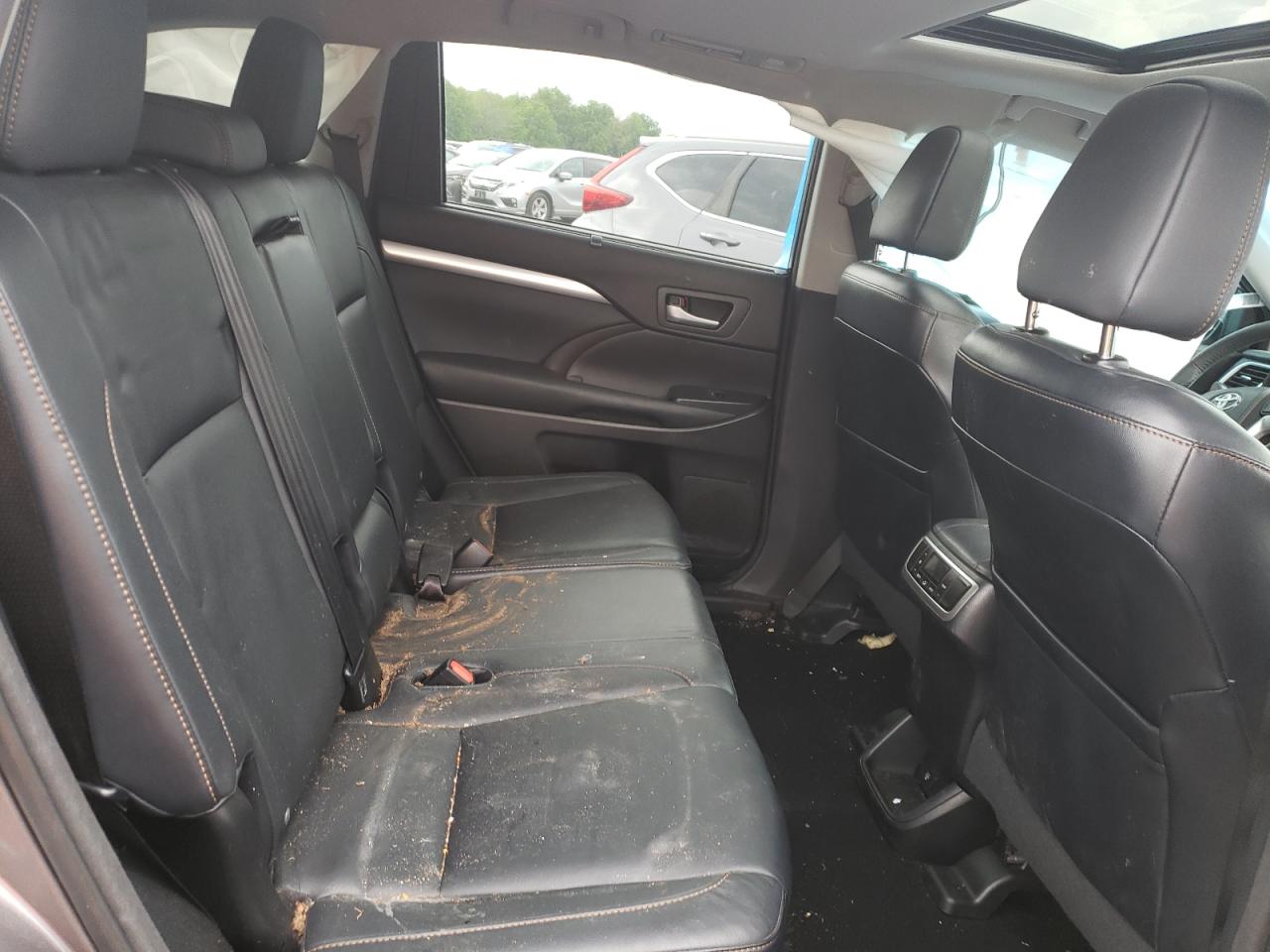 Photo 18 from auction – 2015 TOYOTA HIGHLANDER with VIN 5TDJKRFH0FS131354