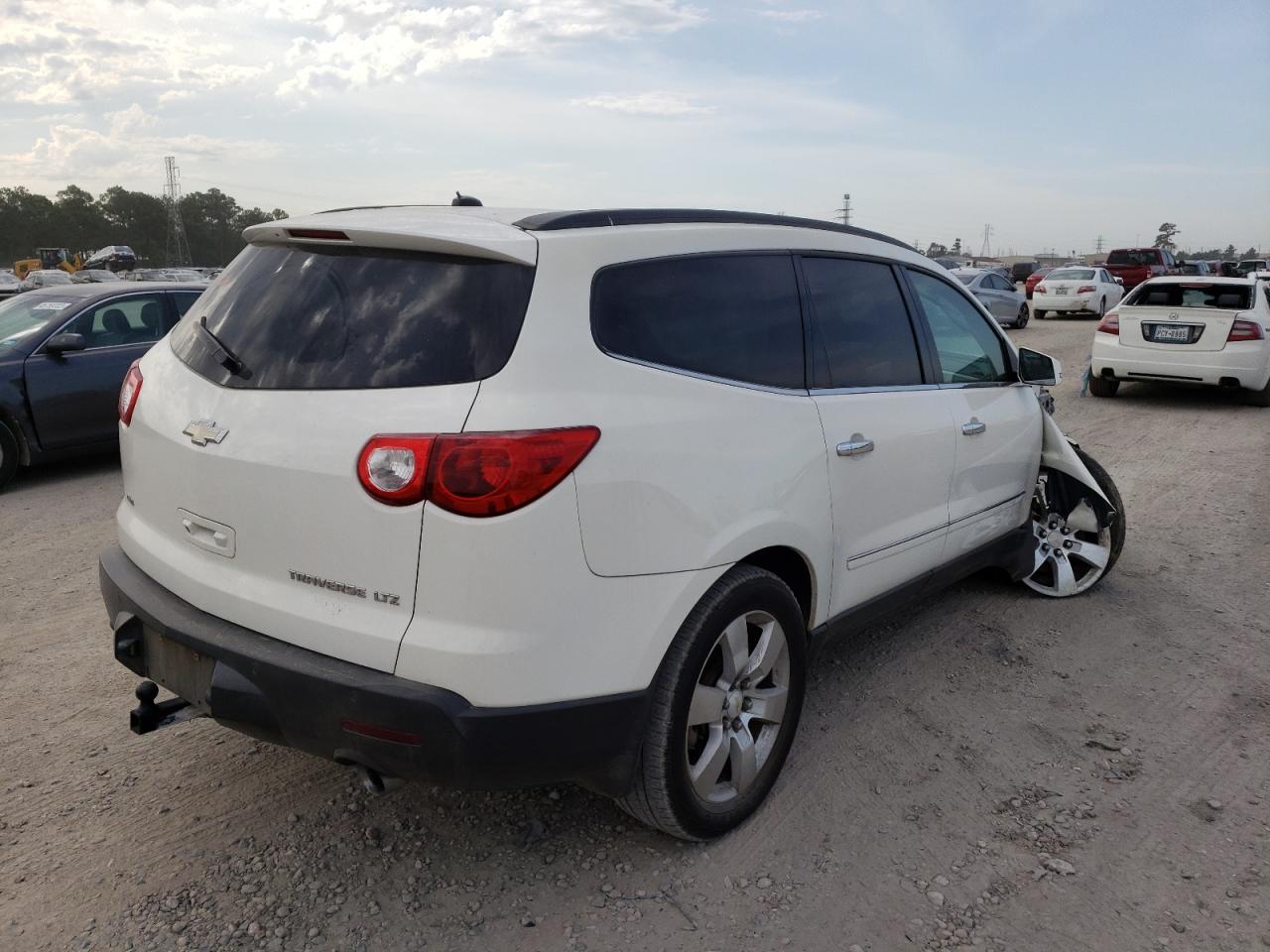 Photo 4 from auction – 2011 CHEVROLET TRAVERSE L with VIN 1GNKVLED5BJ175713