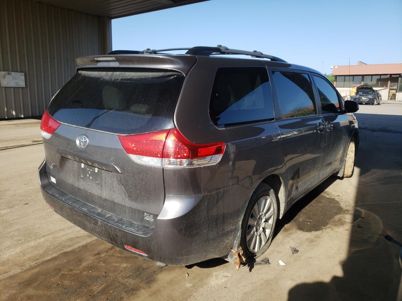 Photo 4 from auction – 2014 TOYOTA SIENNA XLE with VIN 5TDDK3DC2ES087681