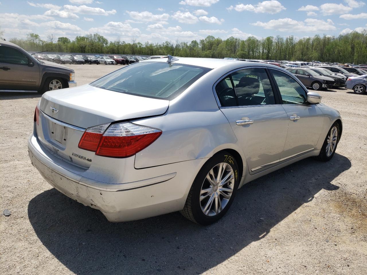 Photo 4 from auction – 2011 HYUNDAI GENESIS 4. with VIN KMHGC4DF5BU119133