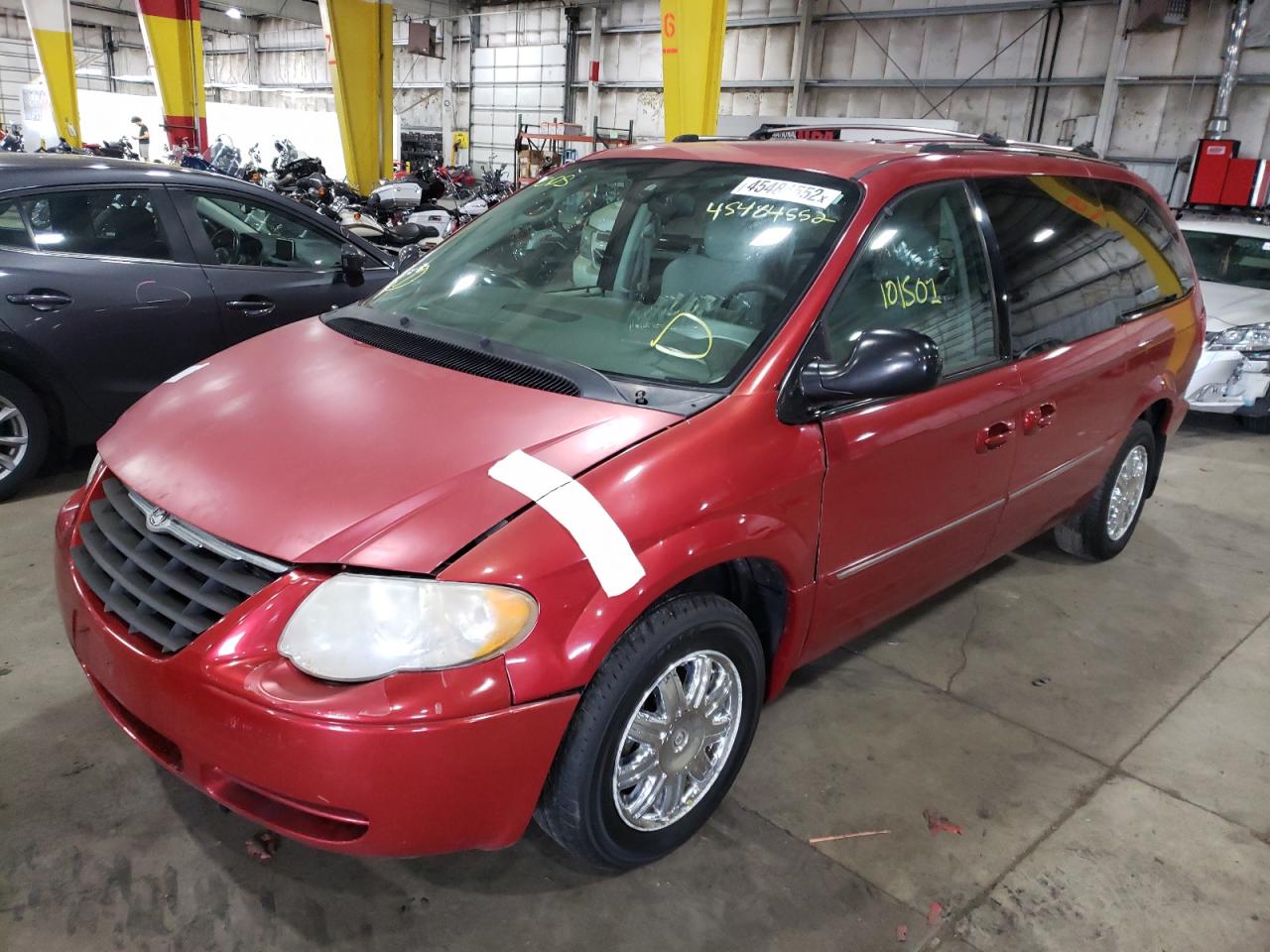Photo 2 from auction – 2005 CHRYSLER TOWN & COU with VIN 2C8GP64L85R187727