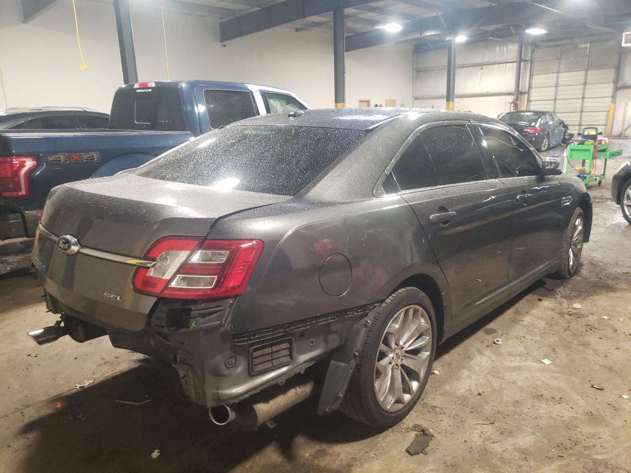 Photo 4 from auction – 2015 FORD TAURUS LIM with VIN 1FAHP2F80FG106350