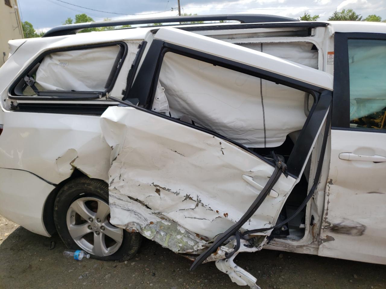 Photo 9 from auction – 2015 TOYOTA SIENNA LE with VIN 5TDKK3DC2FS579667