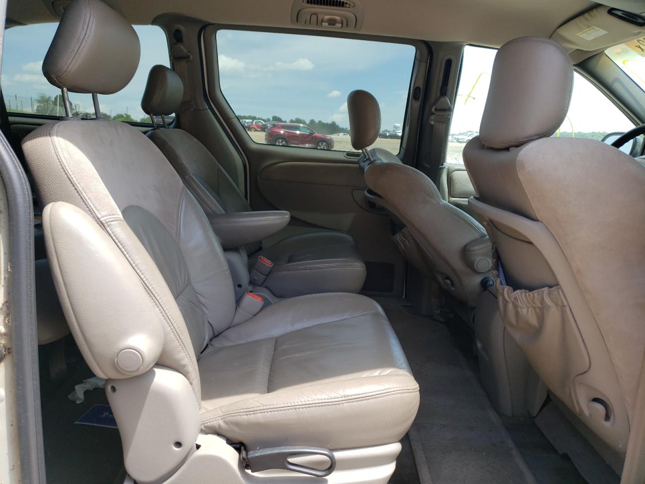 Photo 6 from auction – 2002 CHRYSLER TOWN & COU with VIN 2C8GP64L92R509089