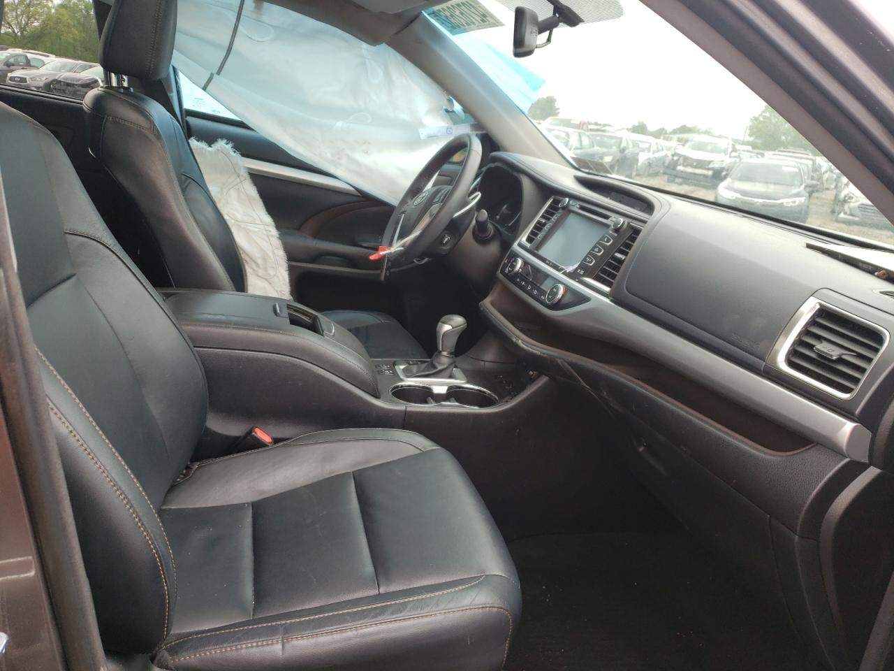 Photo 19 from auction – 2015 TOYOTA HIGHLANDER with VIN 5TDJKRFH0FS131354