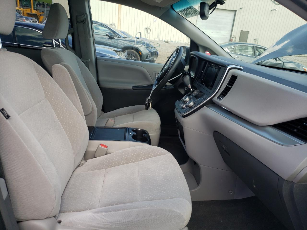 Photo 5 from auction – 2017 TOYOTA SIENNA LE with VIN 5TDKZ3DC9HS808053