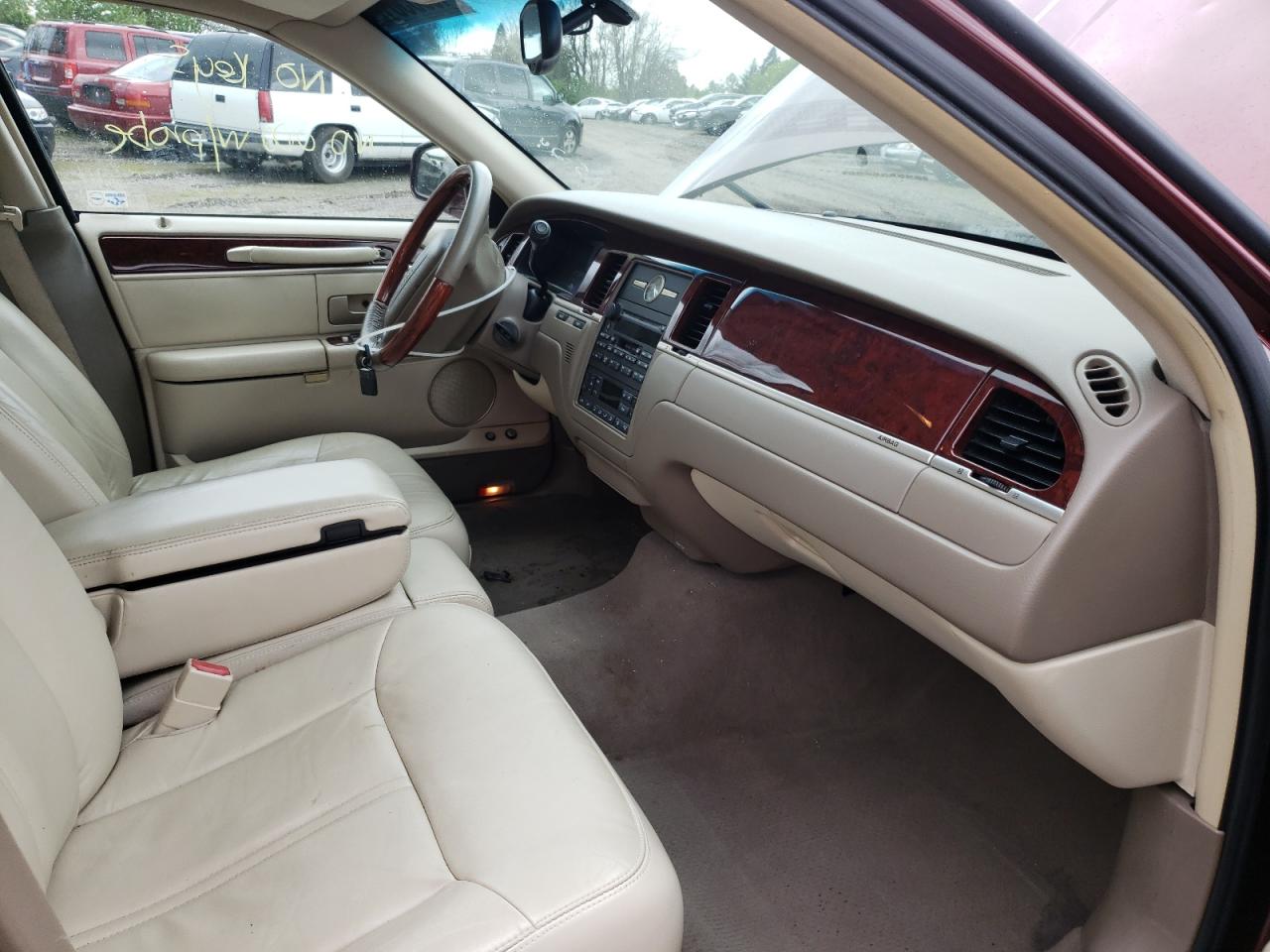 Photo 5 from auction – 2004 LINCOLN TOWN CAR U with VIN 1LNHM83W44Y650958