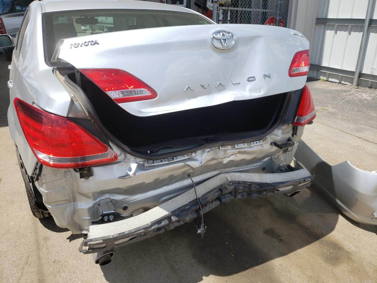 Photo 9 from auction – 2005 TOYOTA AVALON XL with VIN 4T1BK36B95U016089