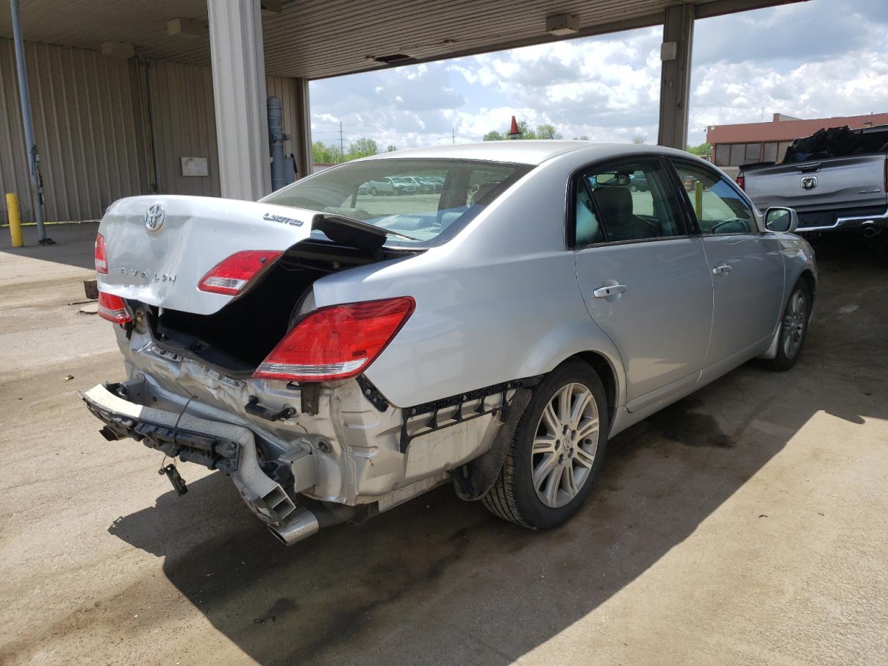 Photo 4 from auction – 2005 TOYOTA AVALON XL with VIN 4T1BK36B95U016089