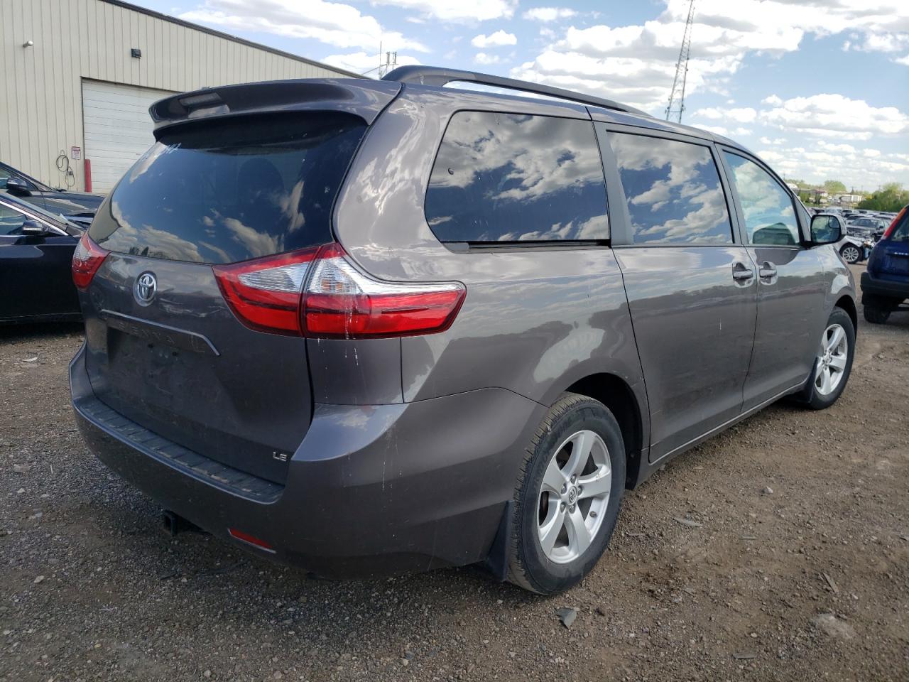Photo 4 from auction – 2017 TOYOTA SIENNA LE with VIN 5TDKZ3DC9HS808053
