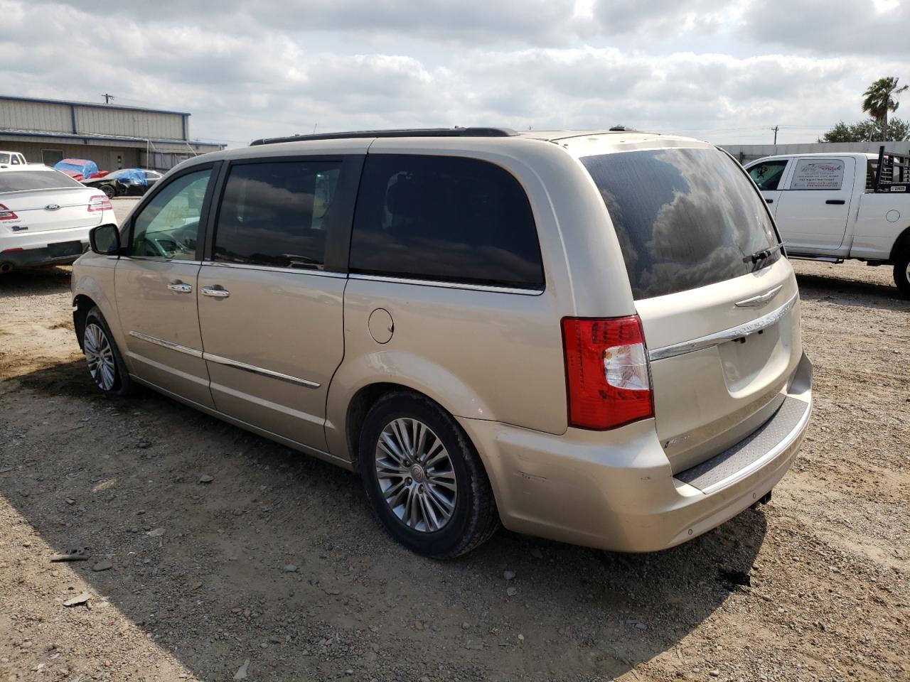 Photo 3 from auction – 2014 CHRYSLER TOWN & COU with VIN 2C4RC1CG2ER144045