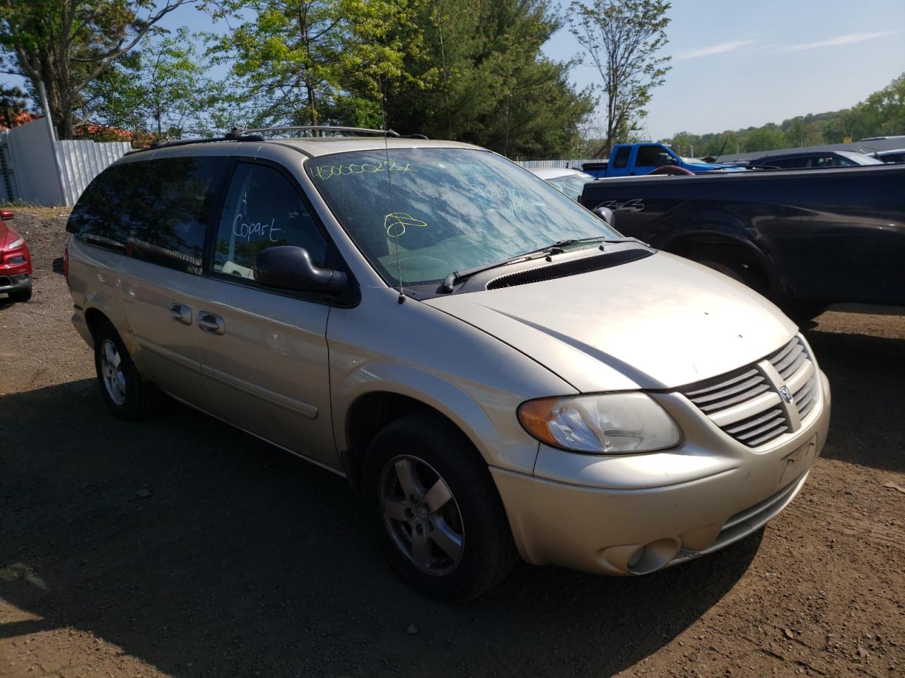 DODGE GRAND CARA 2005 with VIN 2D4GP44L45R464687 - Photo from auction