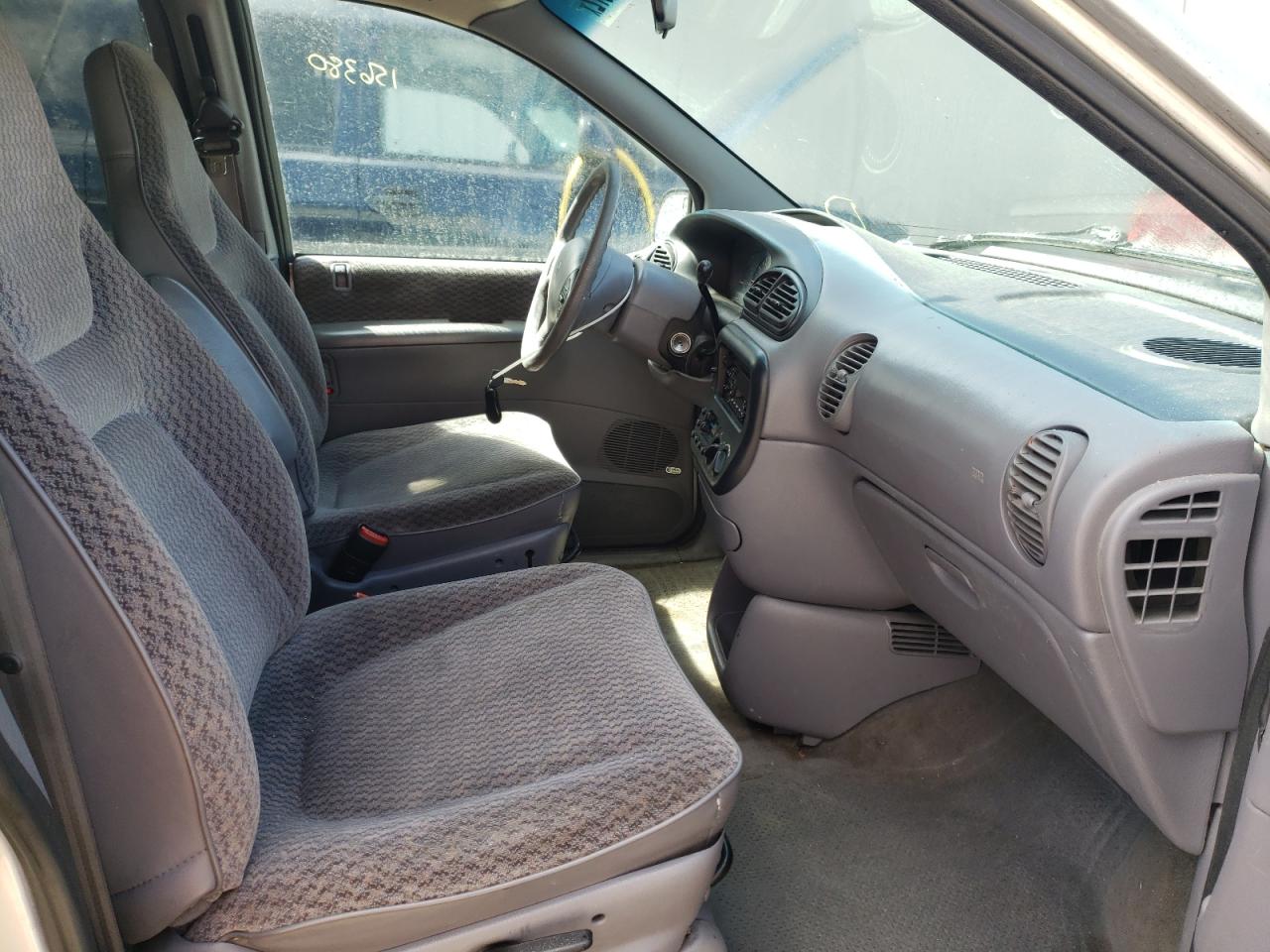 Photo 5 from auction – 2000 DODGE CARAVAN with VIN 2B4GP44GXYR801073