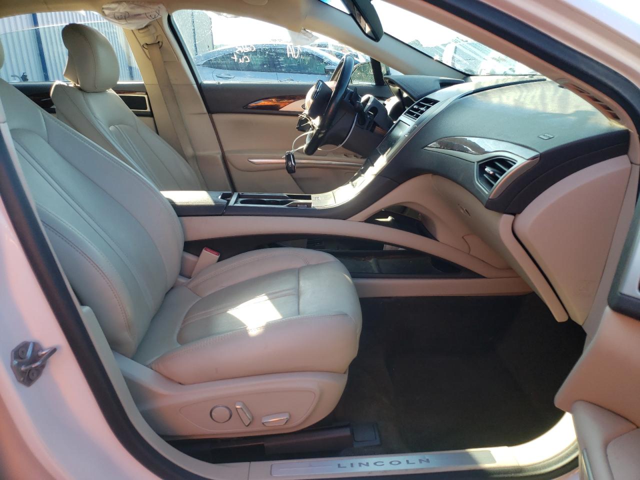 Photo 17 from auction – 2016 LINCOLN MKZ with VIN 3LN6L2G90GR632357