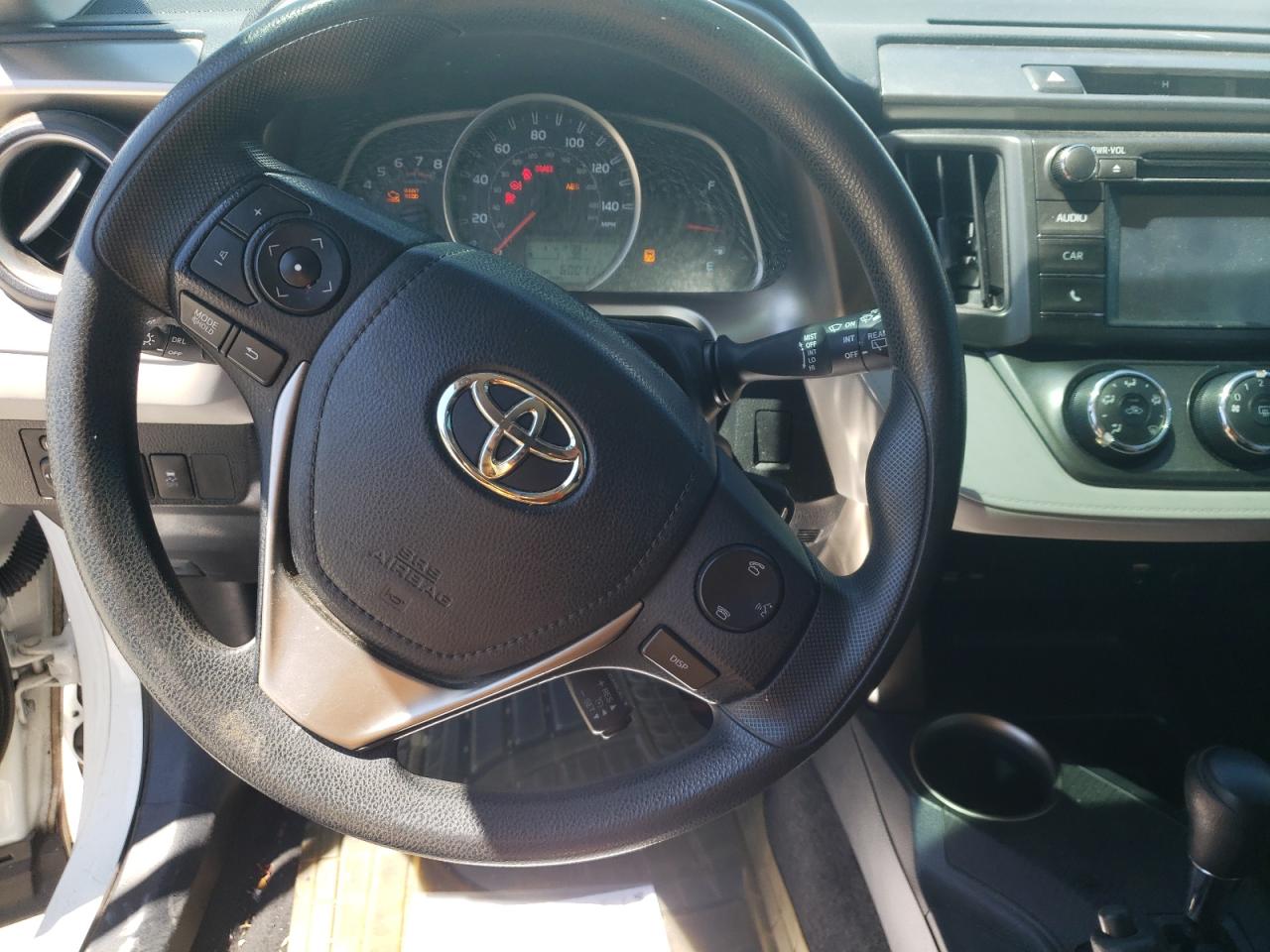Photo 9 from auction – 2015 TOYOTA RAV4 LE with VIN JTMZFREV9FD055207