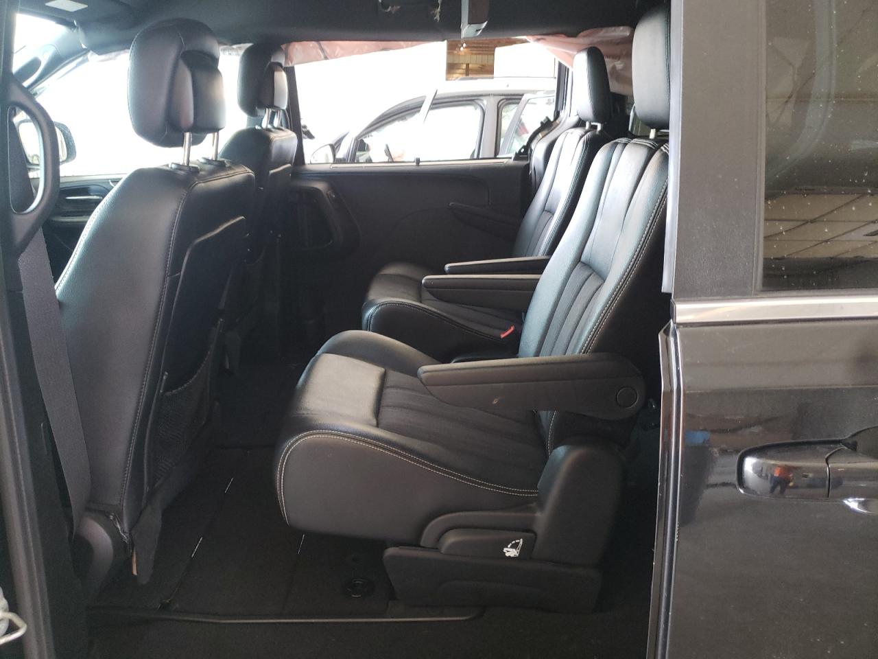 Photo 6 from auction – 2014 CHRYSLER TOWN & COU with VIN 2C4RC1HG2ER374631