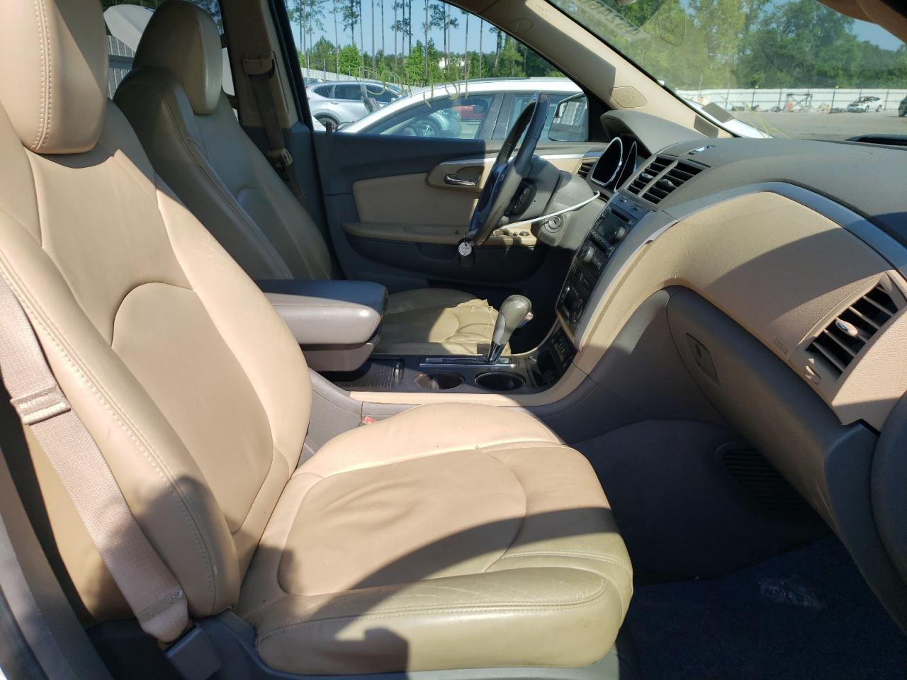 Photo 5 from auction – 2011 CHEVROLET TRAVERSE L with VIN 1GNKRJED6BJ232798