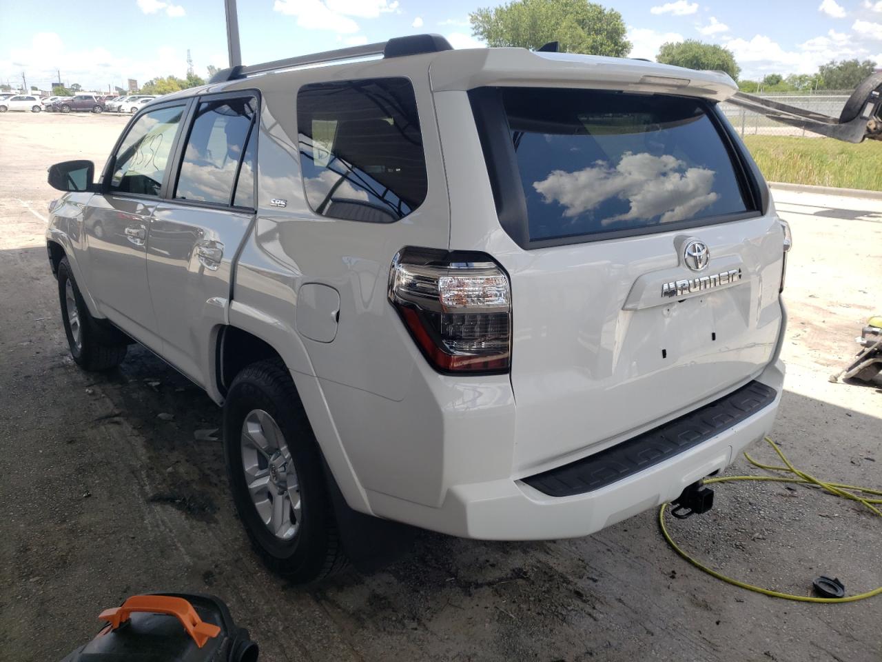 Photo 3 from auction – 2022 TOYOTA 4RUNNER SR with VIN JTEEU5JR8N5261130