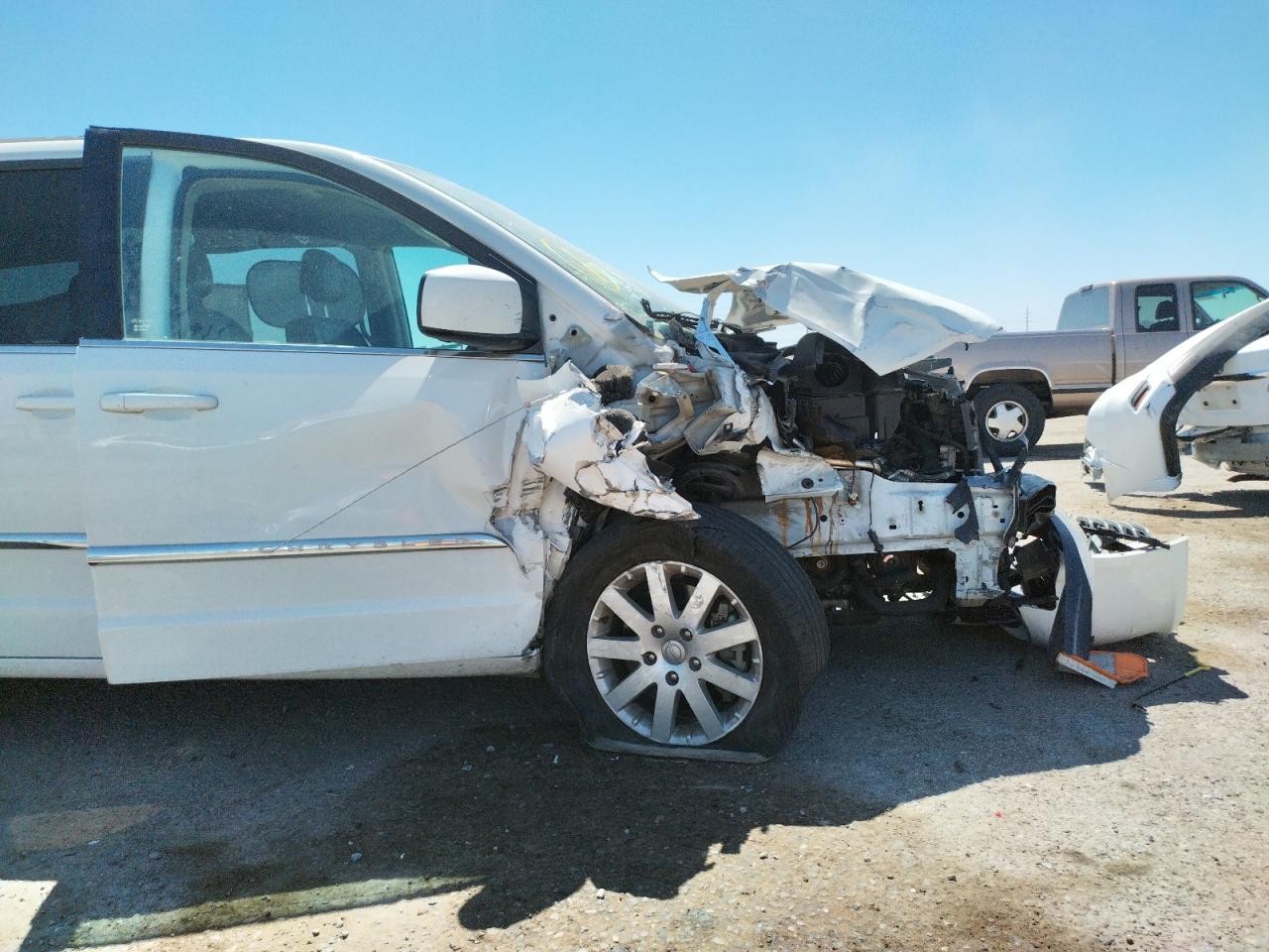 Photo 9 from auction – 2015 CHRYSLER TOWN & COU with VIN 2C4RC1BG5FR601790