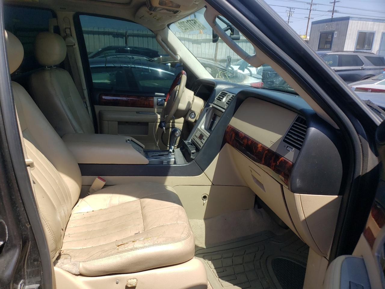 Photo 5 from auction – 2005 LINCOLN NAVIGATOR with VIN 5LMFU27555LJ18023