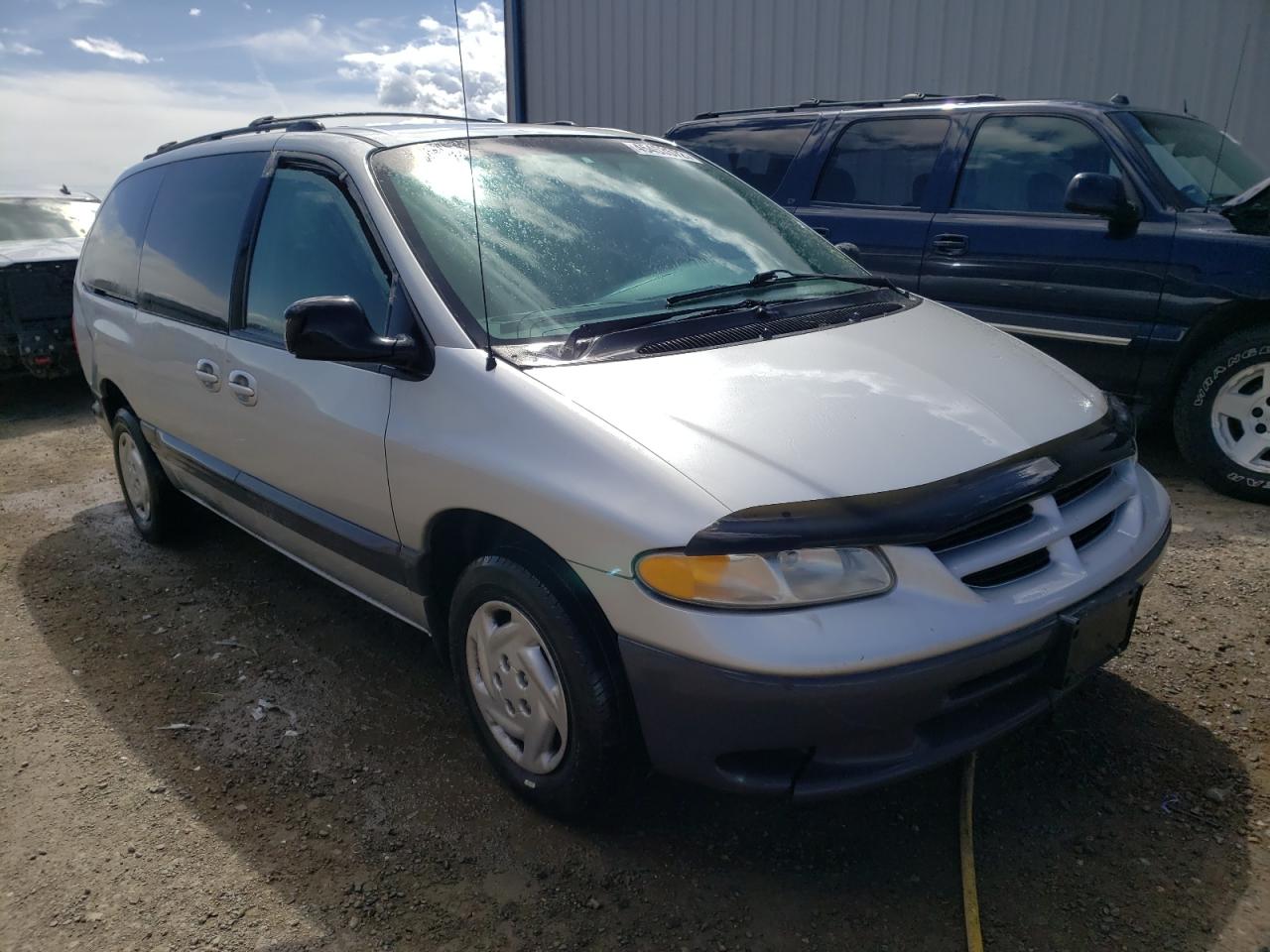 DODGE CARAVAN 2000 with VIN 2B4GP44GXYR801073 - Photo from auction