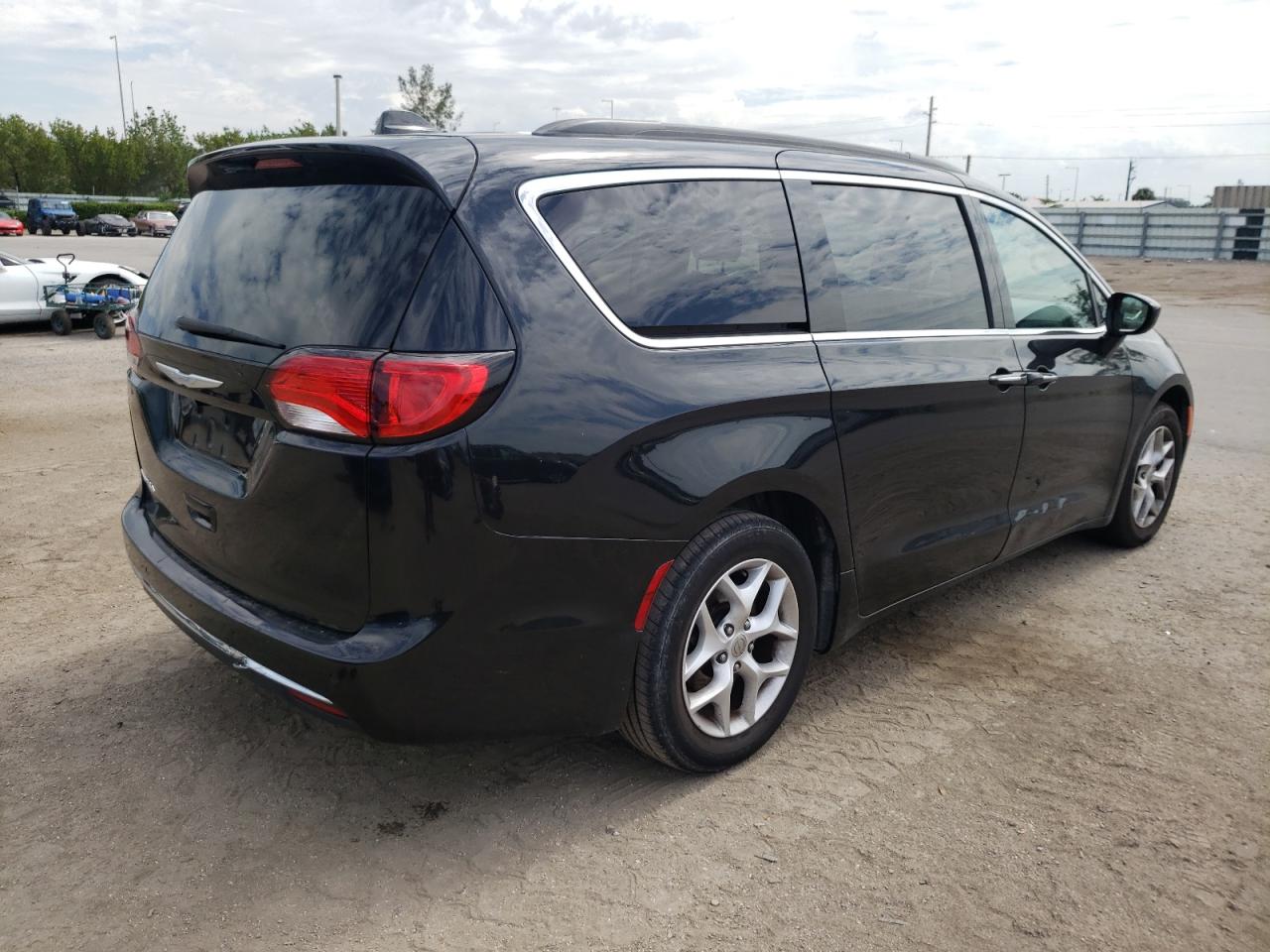 Photo 4 from auction – 2018 CHRYSLER PACIFICA T with VIN 2C4RC1FG2JR117546