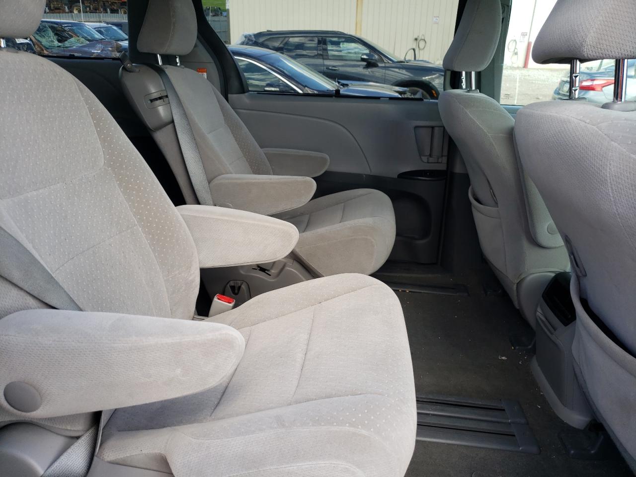 Photo 6 from auction – 2017 TOYOTA SIENNA LE with VIN 5TDKZ3DC9HS808053