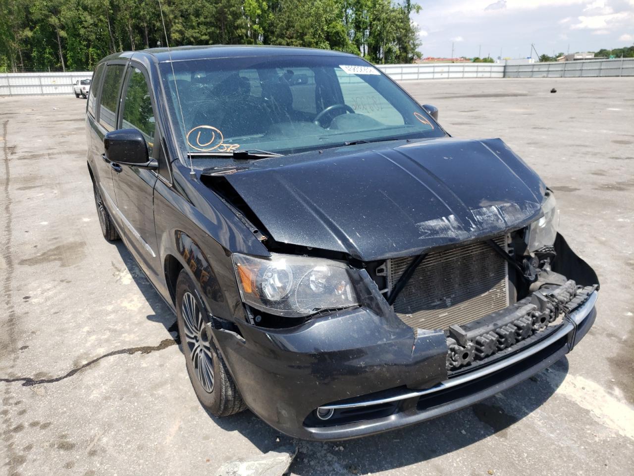 CHRYSLER TOWN & COU 2014 with VIN 2C4RC1HG2ER191715 - Photo from auction