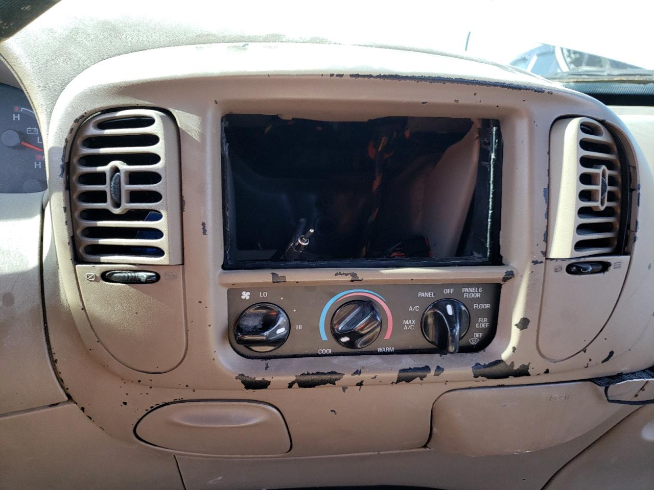 Photo 9 from auction – 2001 FORD F150 SUPER with VIN 1FTRW07L61KB66552