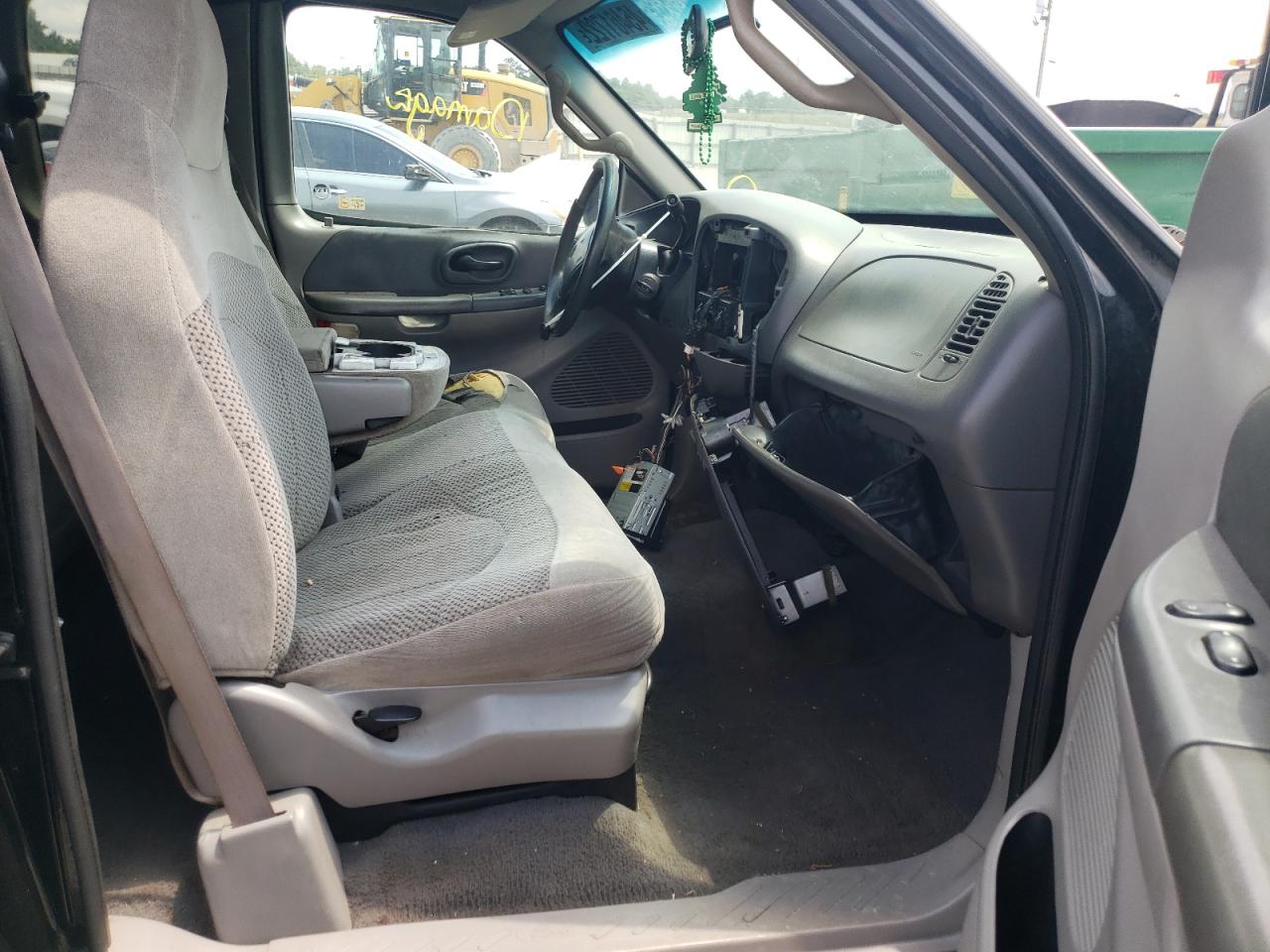 Photo 5 from auction – 2000 FORD F150 with VIN 1FTRX17W2YNC00878