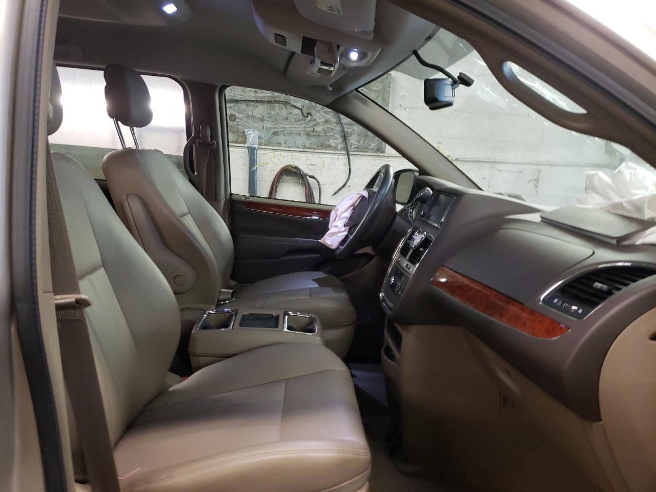 Photo 5 from auction – 2014 CHRYSLER TOWN & COU with VIN 2C4RC1BG4ER165187