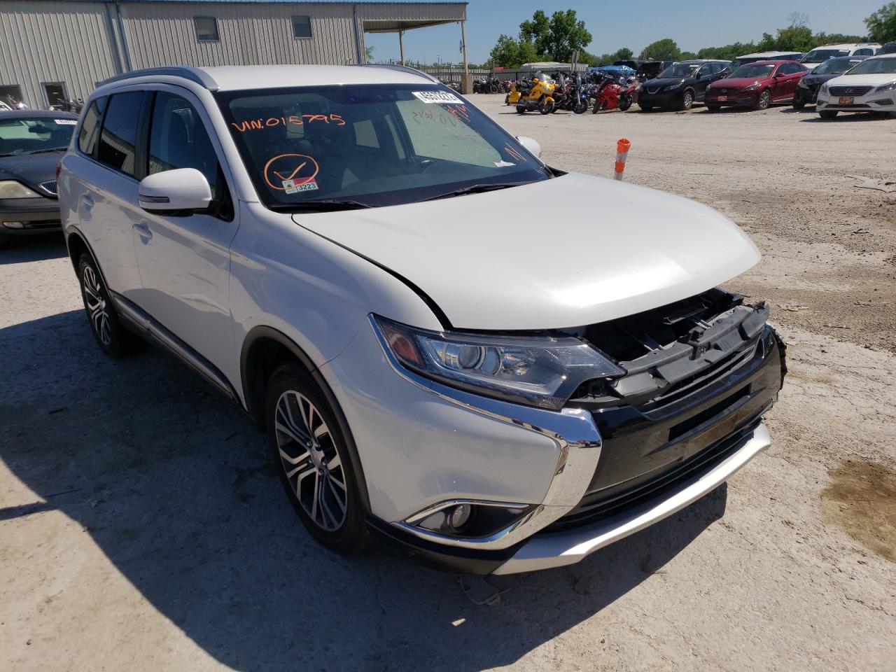 MITSUBISHI OUTLANDER 2017 with VIN JA4AZ3A39HZ015795 - Photo from auction