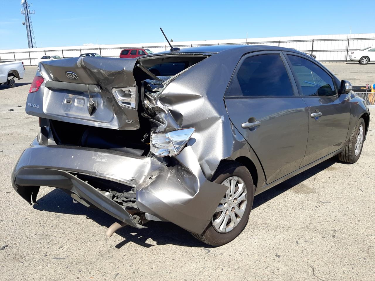 Zdjęcie 4 z aukcji – 2010 KIA FORTE EX z VIN KNAFU4A29A5233379