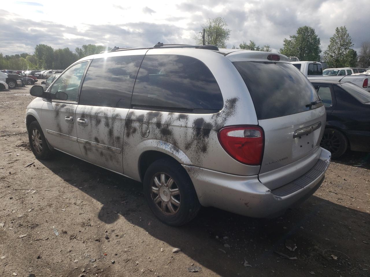 Photo 3 from auction – 2005 CHRYSLER TOWN & COU with VIN 2C4GP54L75R268049