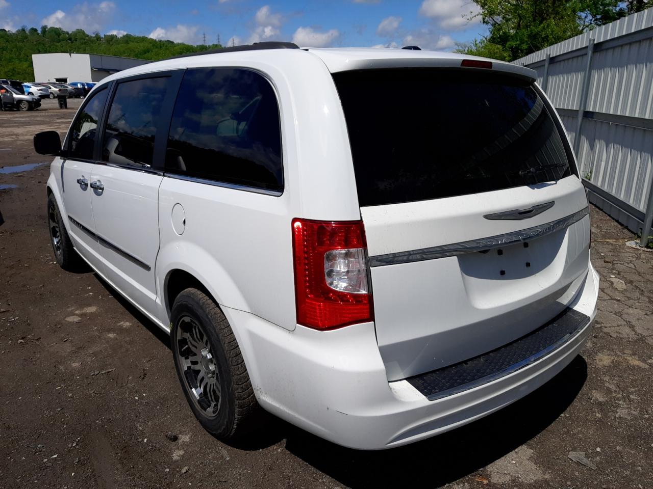 Photo 3 from auction – 2015 CHRYSLER TOWN & COU with VIN 2C4RC1BG8FR561804
