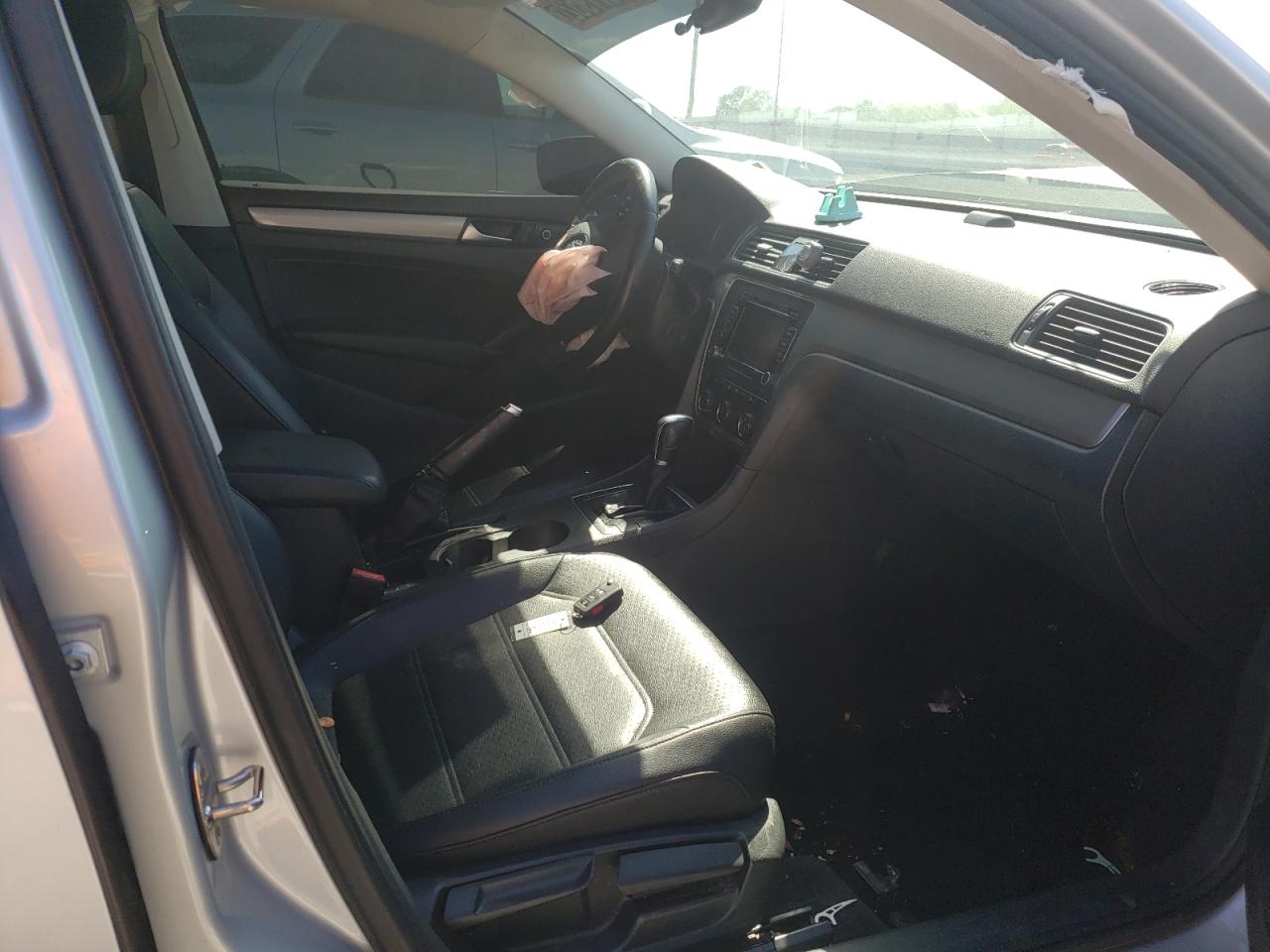 Photo 5 from auction – 2015 VOLKSWAGEN PASSAT S with VIN 1VWAT7A33FC101602