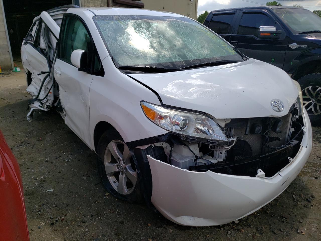 Photo 1 from auction – 2015 TOYOTA SIENNA LE with VIN 5TDKK3DC2FS579667