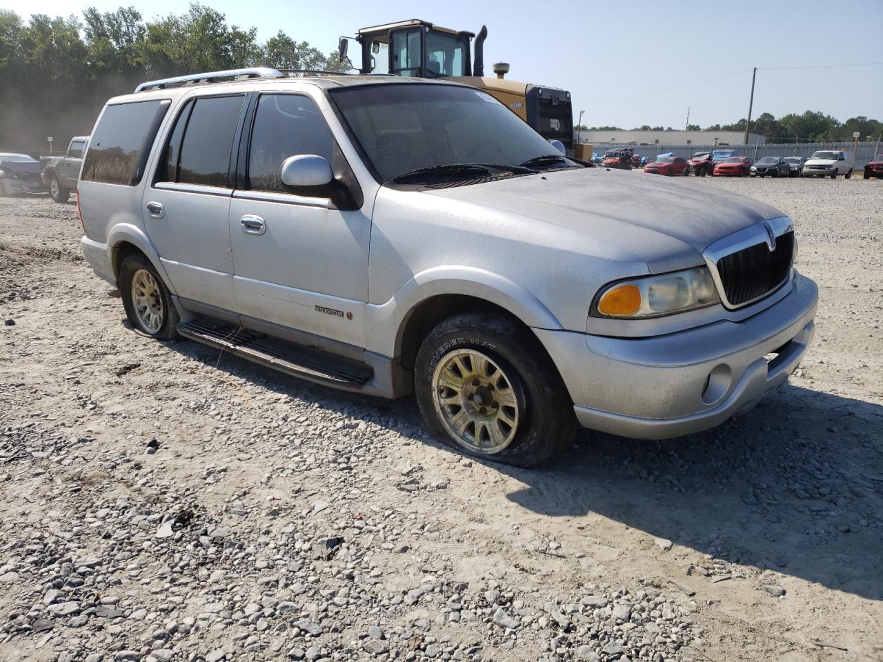 LINCOLN NAVIGATOR 2000 with VIN 5LMEU27A5YLJ39046 - Photo from auction