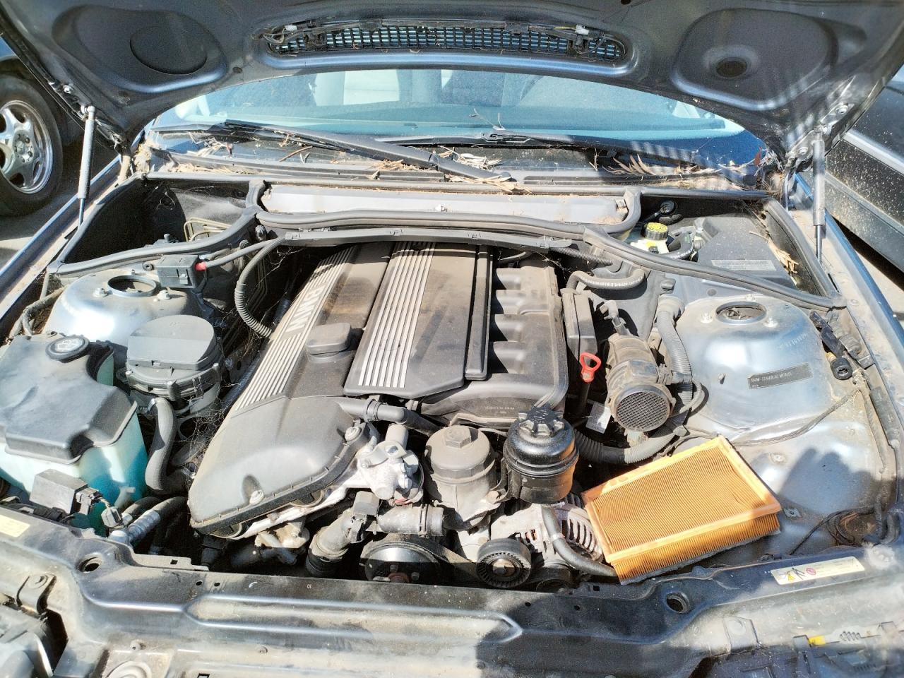 Photo 7 from auction – 2001 BMW 325 IT with VIN WBAAW33431ET42322