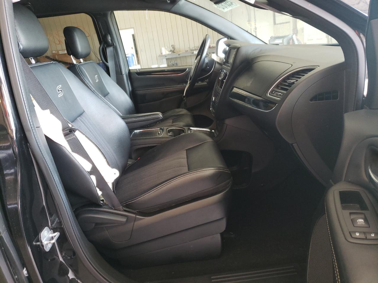 Photo 5 from auction – 2014 CHRYSLER TOWN & COU with VIN 2C4RC1HG2ER374631
