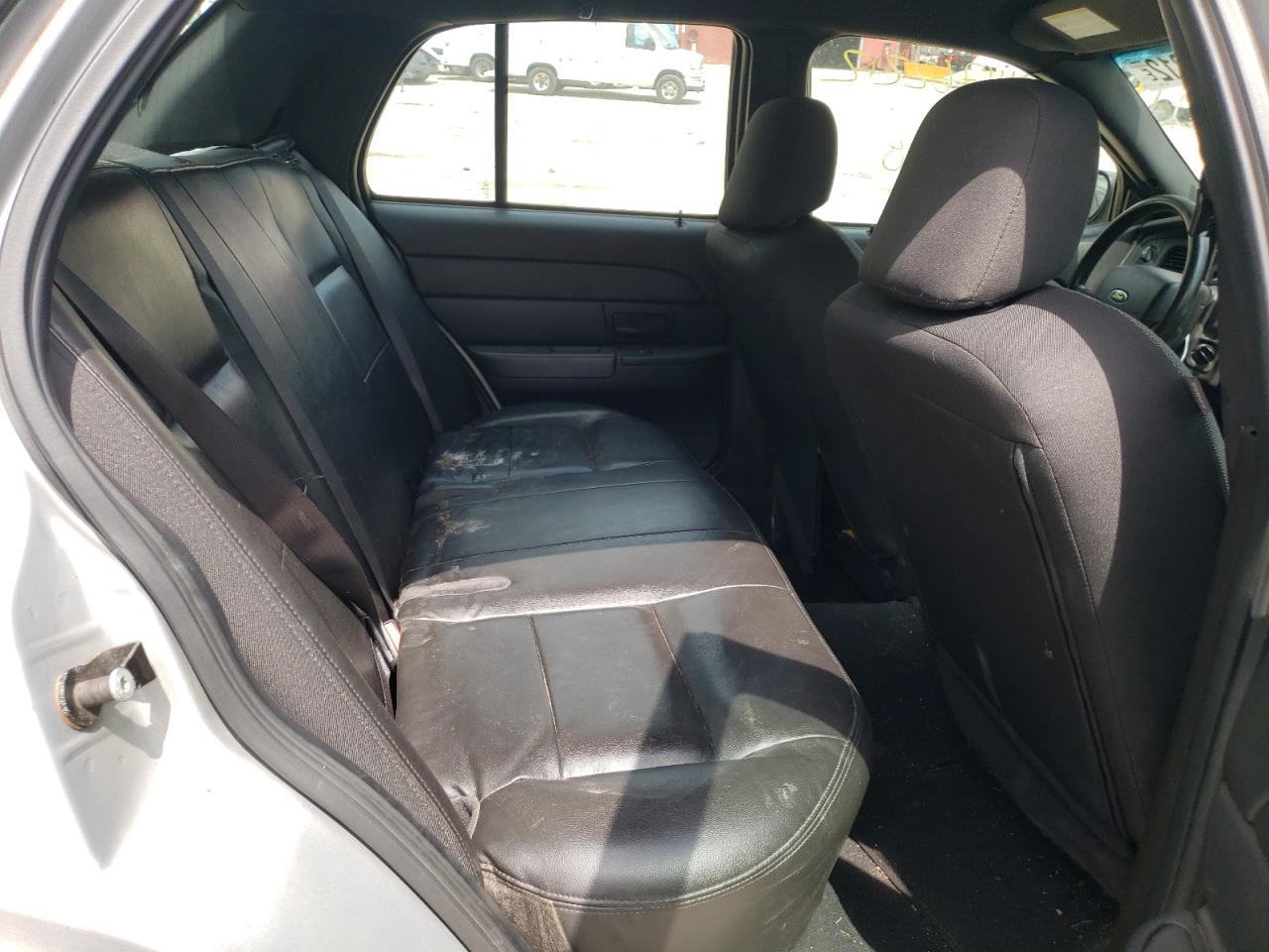 Photo 6 from auction – 2006 FORD CROWN VICT with VIN 2FAHP71W26X113622