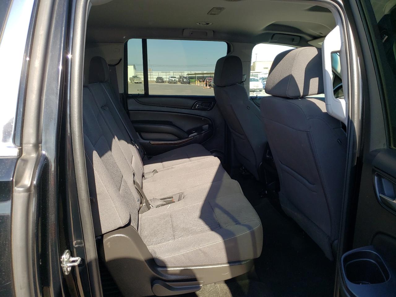 Photo 6 from auction – 2017 CHEVROLET SUBURBAN C with VIN 1GNSCGKC0HR254760