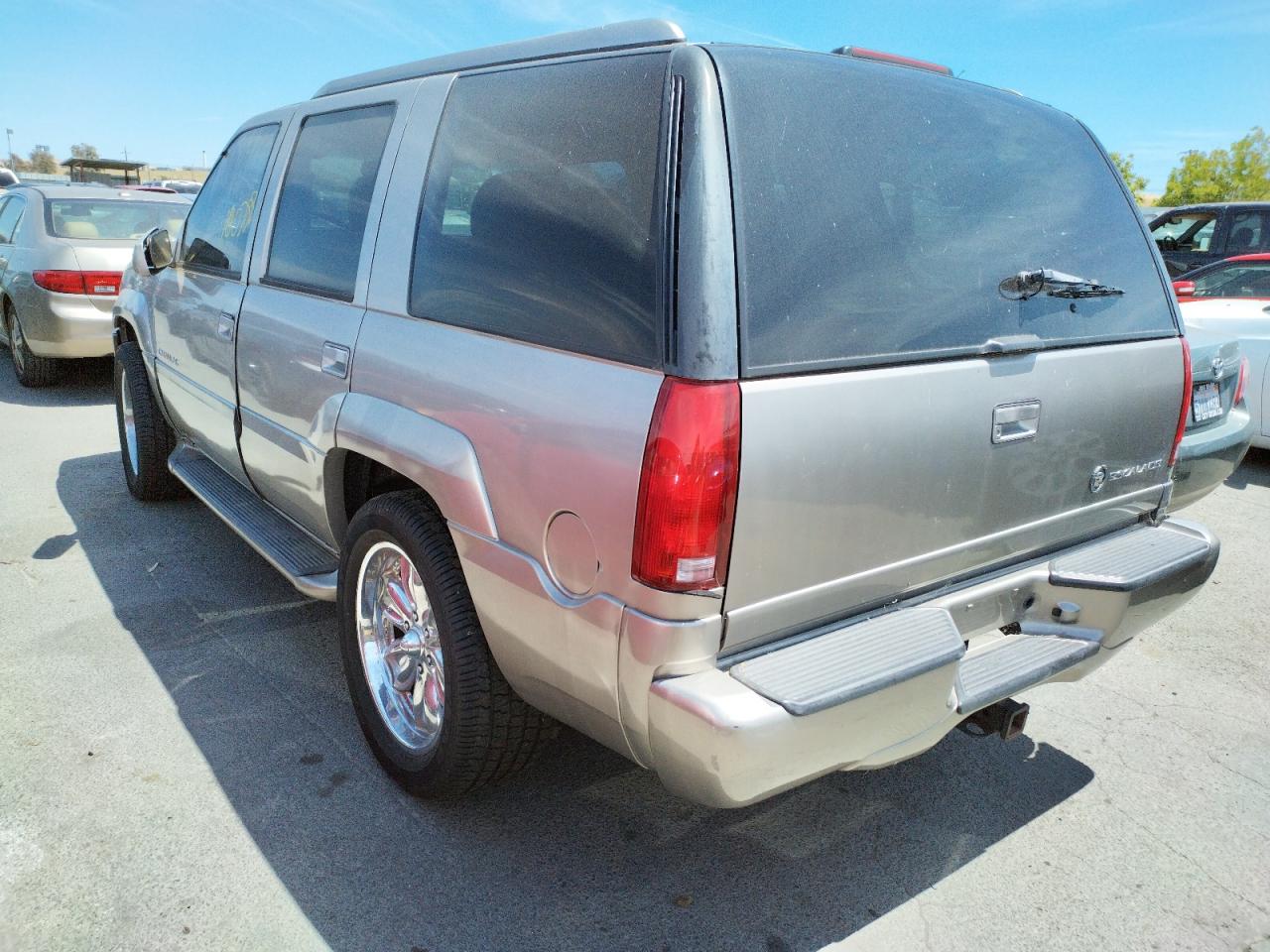 Photo 3 from auction – 2000 CADILLAC ESCALADE L with VIN 1GYEK63R3YR216374