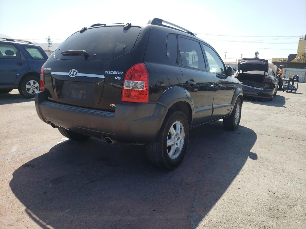 Photo 4 from auction – 2005 HYUNDAI TUCSON GLS with VIN KM8JN72D65U097165